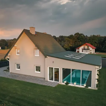 Lososina 365 Dom Z Basenem וילה